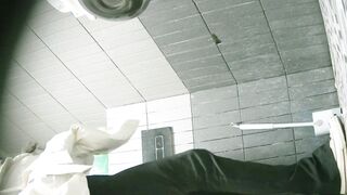 【廁拍】全景前後雙角度 極品刮毛騷貨 -20