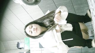 【廁拍】全景前後雙角度 極品刮毛騷貨 -20