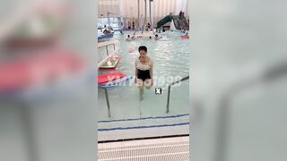 淫妻NTR劇情【汐夢瑤】《淫糜湯泉》戶外游泳池更衣室做愛，口爆顏射