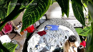 【酒店偷拍】小情侶床上翻來覆去，無聊來一發，扒掉內褲張開雙腿一頓操