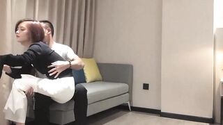 短髮漂亮美女 皮膚雪白 小翹臀 在沙發被探花各種姿勢猛操