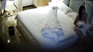 酒店偷拍 白裙妹為了禮物到酒店和情人約會 喝點啤酒助興六九互舔趴著後入2