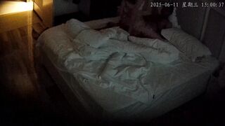 酒店偷拍 白裙妹為了禮物到酒店和情人約會 喝點啤酒助興六九互舔趴著後入1